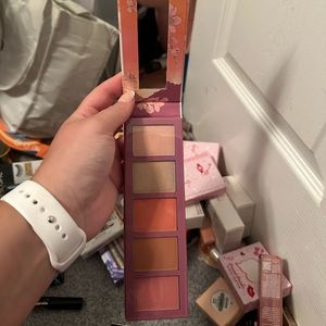 Essence Peachy Blossom Blush & Highlighter Palette